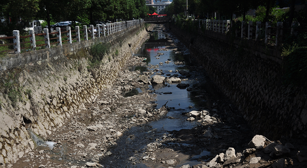 河道两边布满各种排水管道