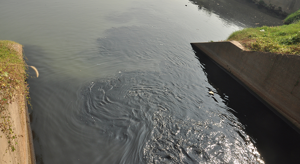 入江口黑水河水泾渭分明